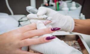مخاطر طلاء الأظافر