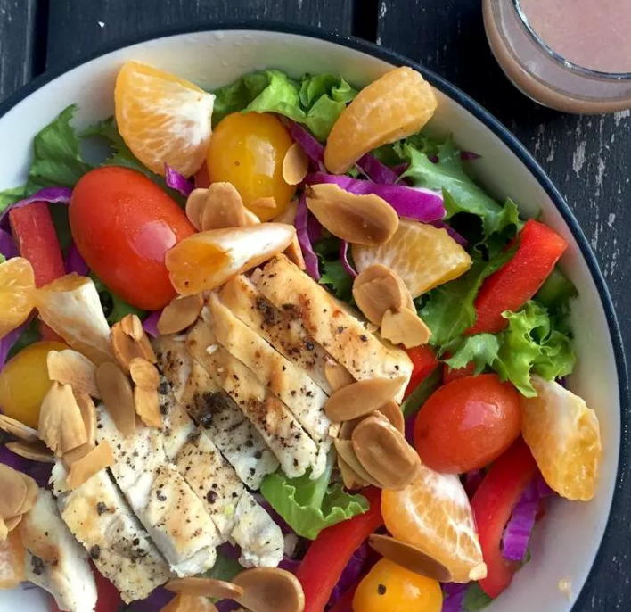 سلطة بصدور الفراخ المشوي مع الفواكه