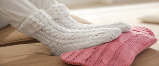 أسباب برودة القدمين عند النوم