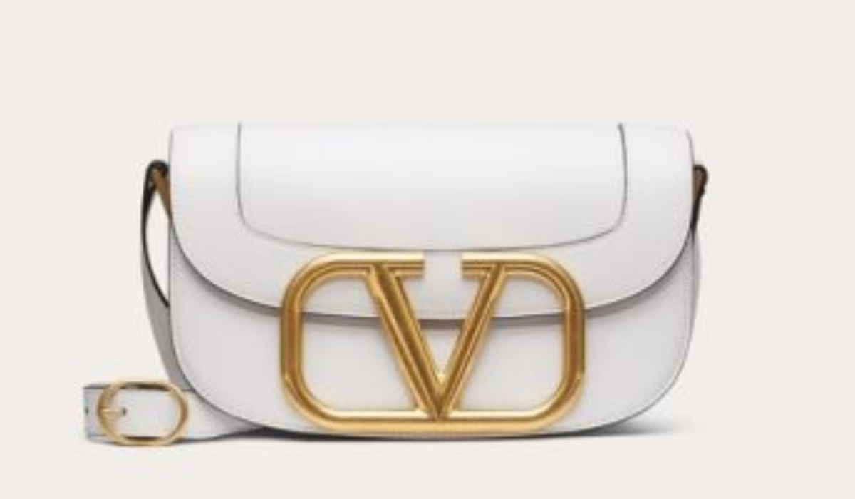 تنسيق لون الشنطة مع الملابس