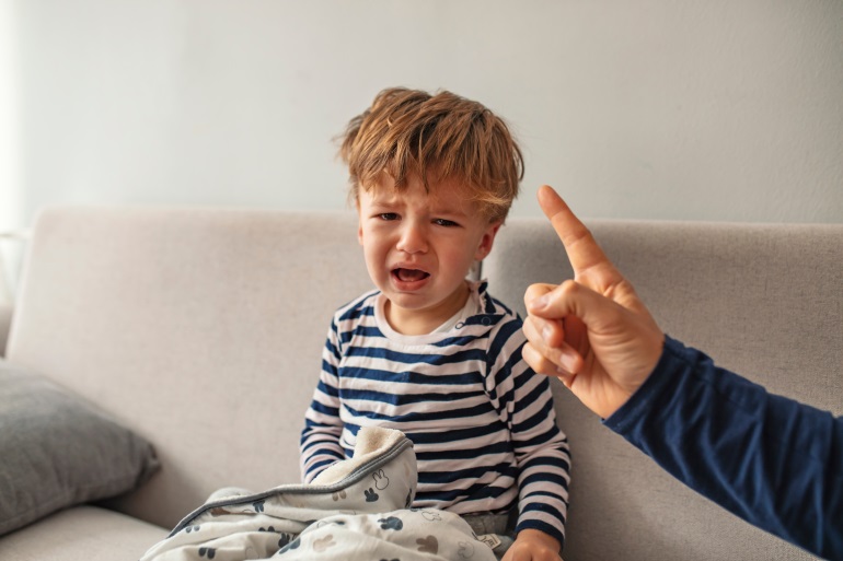 كيفية التعامل مع الطفل كثير البكاء في عمر السنتين