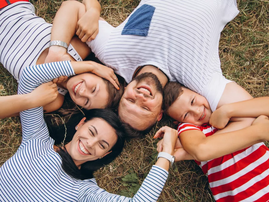 عائلة سعيدة مع أطفالها المراهقين