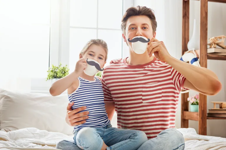 أب وابنته يمرحون