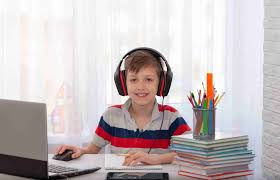 طفل يستخدم الحاسب بإعتدال