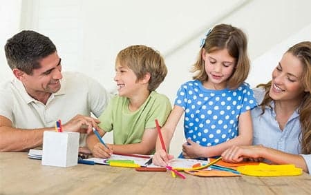 عائلة تقضي أوقات مسلية معاً