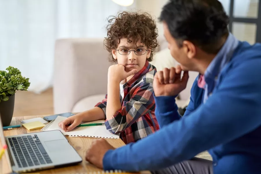 أب يشارك طفاه التفكير