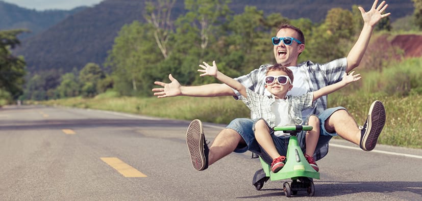 أب يلعب مع ابنه