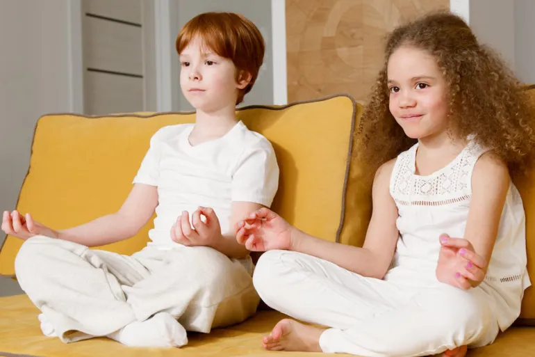 طفلان يمارسان تقنية التأريض