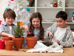 أطفال يتشاركون زراعة النباتات في المنزل