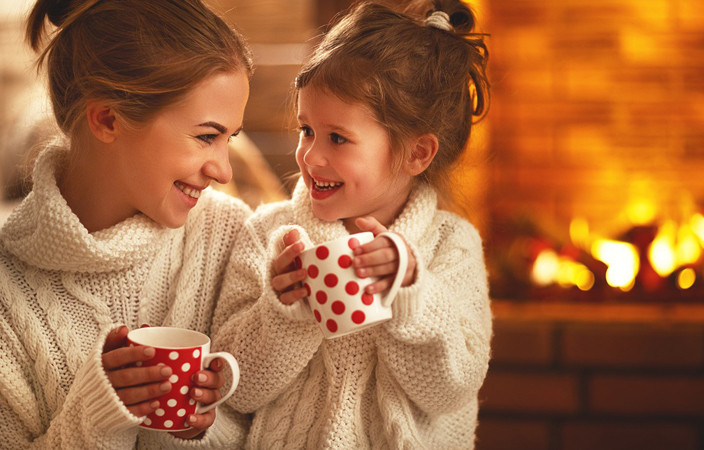 أم تجلس مع طفلتها