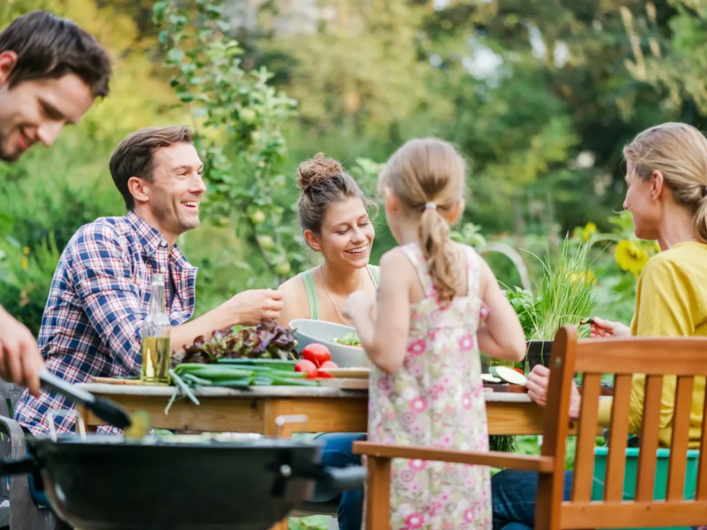 أسرة سعيد مجتمعة لتناول الطعام