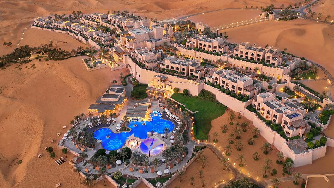 دليلك لتجربة الصحراء في واحة ليوا