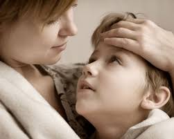 أم تحتضن طفلها