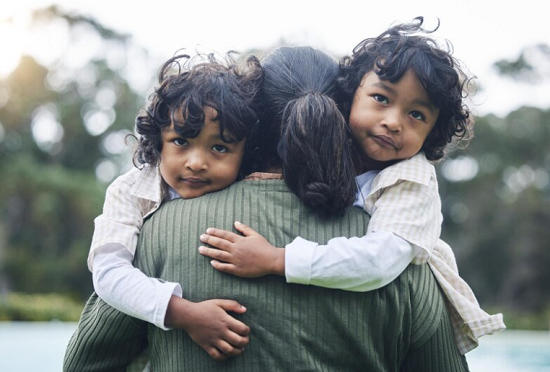 أم تحتضن طفليها