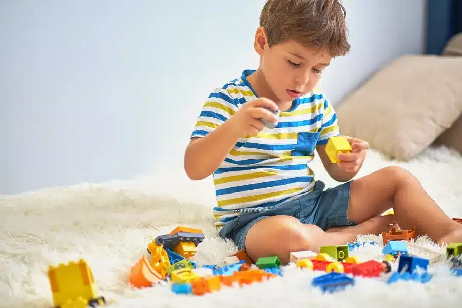 طفل يلعب بالمكعبات