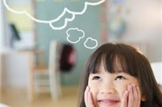 طفلة تسرح بخيالها