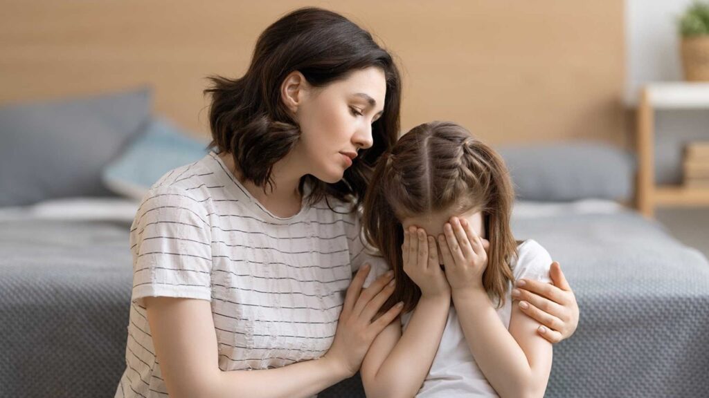 أم تحتضن طفلتها
