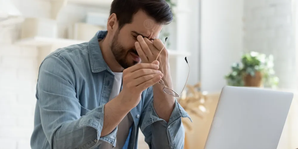 شخص يعاني من انهيار نفسي بعد خبر صادم