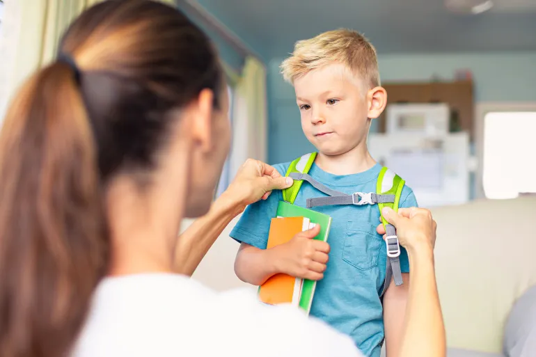 أم تعلم طفلها كيف يهدء نفسه