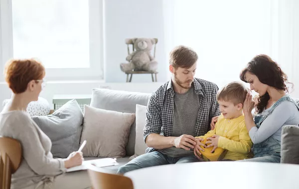 عائلة تدعم طفلها وتساعده