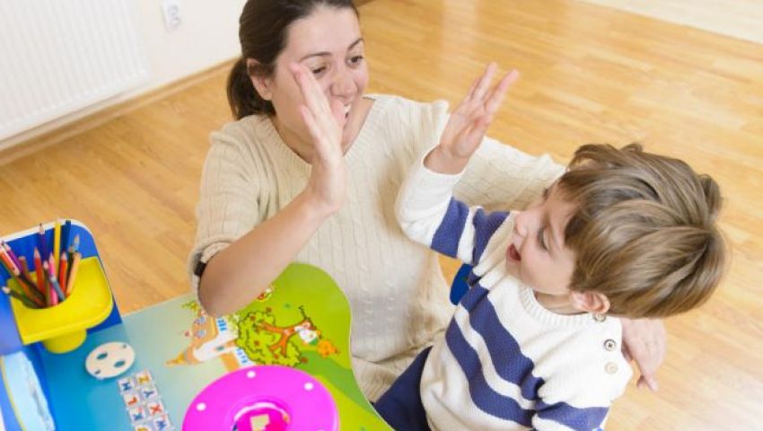 طفل يعيش في بيئة آمنة