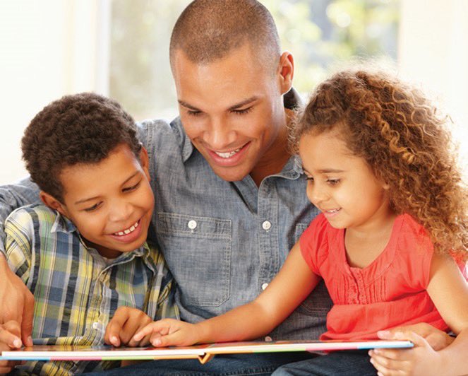 أب يقرأ قصة لأطفاله