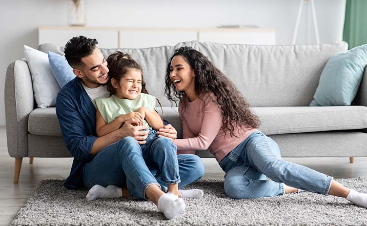 عائلة تتمتع بالأمان العاطفي