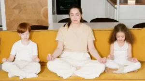 أم مع أطفالها يمارسون تمارين الاسترخاء