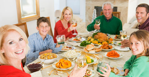 عائلة سعيدة حول مائدة الطعام