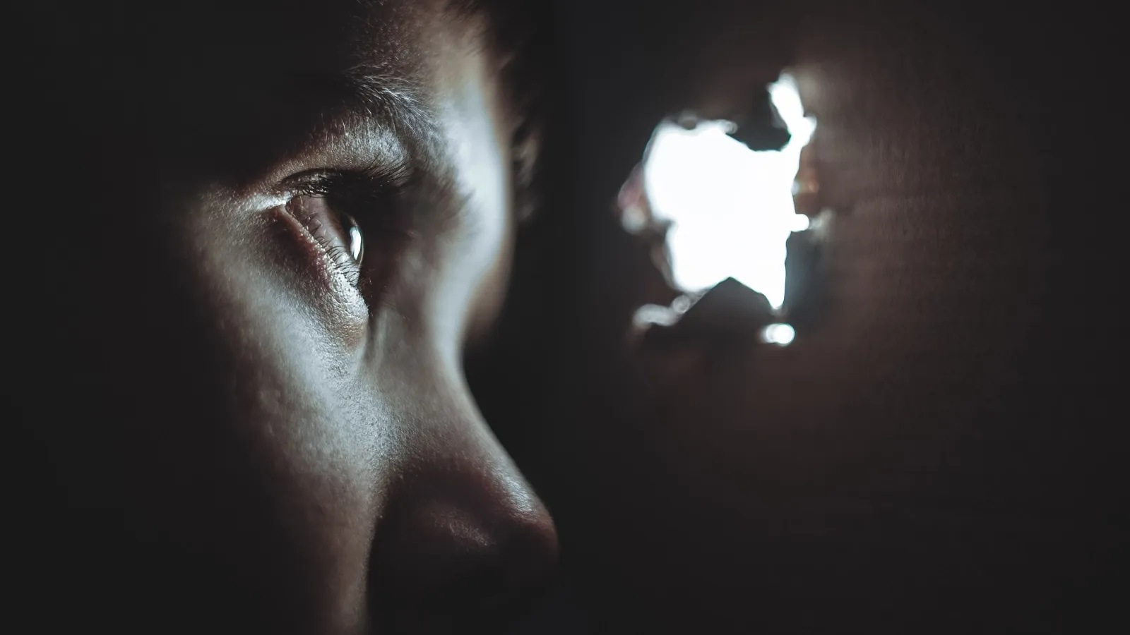 بناء الهوية العاطفية للطفل في بيئة مليئة بالتوتر