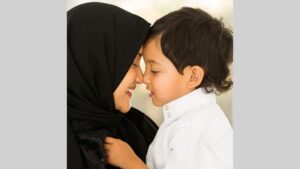 أم تتكلم مع طفلها