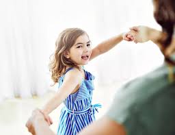 أم ترقص مع ابنتها