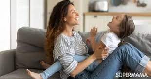 أم تلعب مع طفلتها