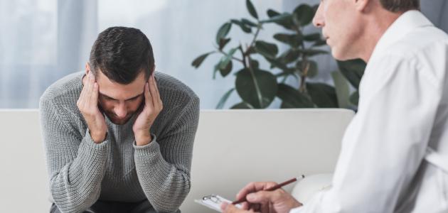 شخص يتلقى دعم نفسي