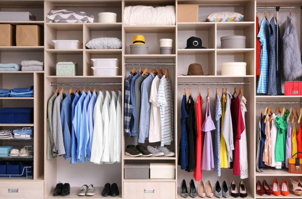  نصائح لترتيب خزانة الملابس