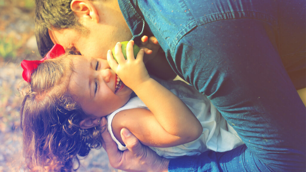 أب يلعب مع طفلته