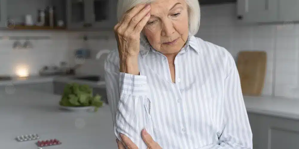 كيف تحمي والديك من اضطرابات القلق في الكِبر؟