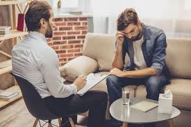 اخصائي نفسي مع شخص يعاني من القلق