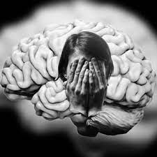 فتاة تعاني من رهاب اجتماعي