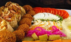 تجربة الطعام الفاخر في القاهرة: من المأكولات الشعبية إلى المطاعم المرموقة