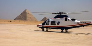 الطيران بالطائرة المروحية فوق الأهرامات: مغامرة فاخرة للأثرياء