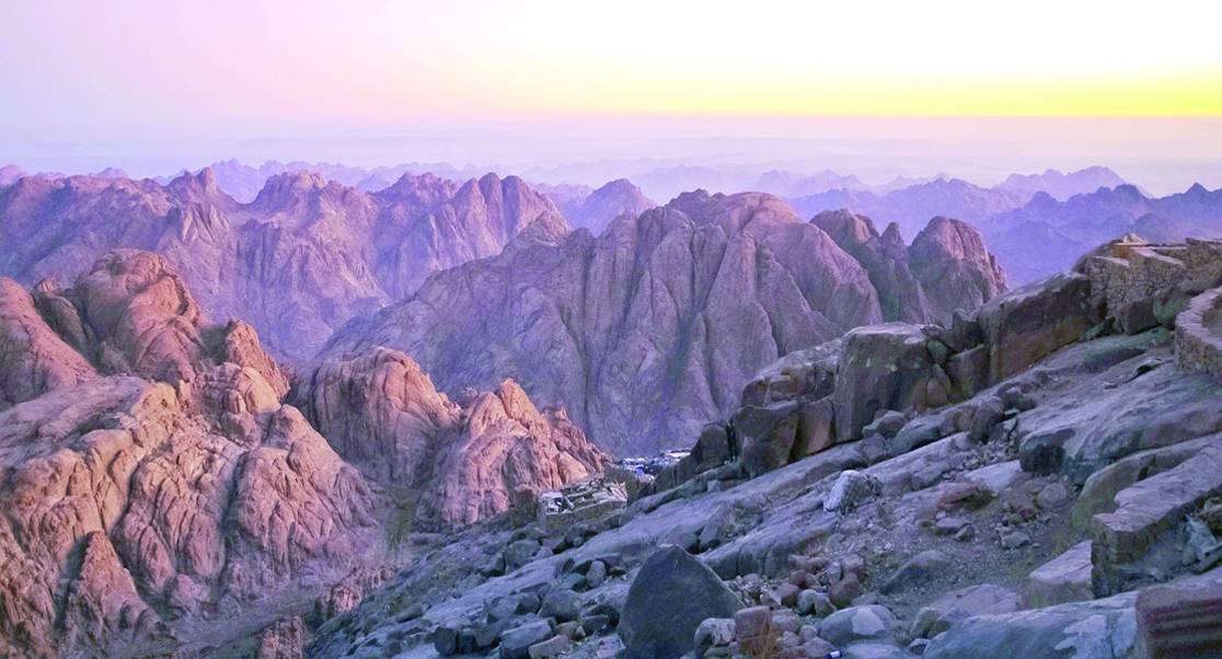 رحلات المغامرة الفاخرة: تسلق الجبال، تزلج على الرمال، واستكشف الكهوف في مصر