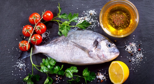 الأسماك الزيتية مثل السلمون