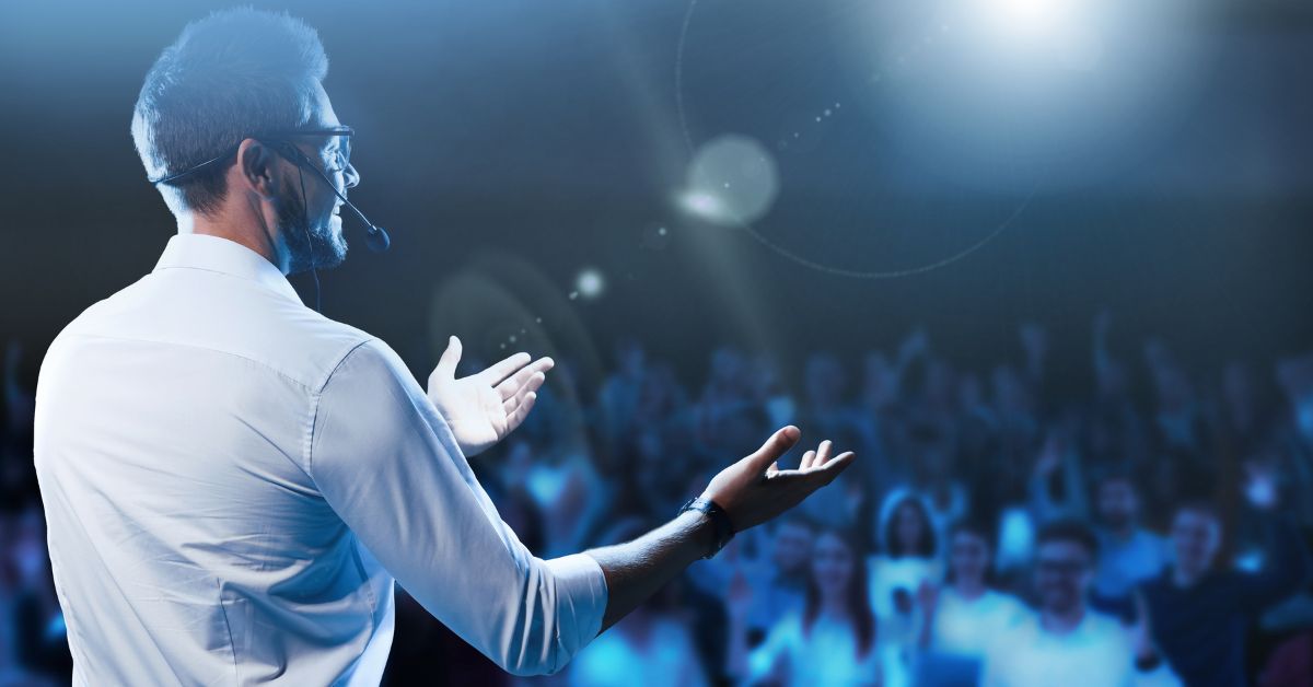 كيف تصبح متحدثاً عاماً محترفاً وتأثير ذلك على حياتك المهنية