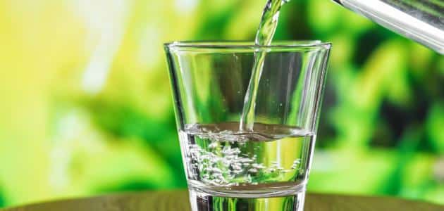 فوائد شرب الماء الدافئ على الريق للجسم