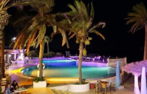 المنتجعات في قرقنة