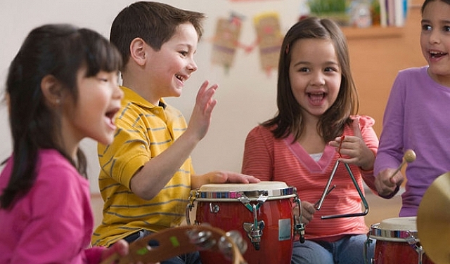 أهمية الموسيقى والغناء اليوميّ للأطفال