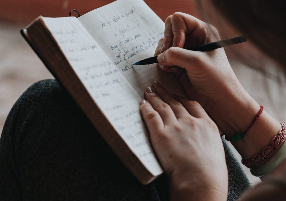 كيف يساعد التدوين المراهقين على مواجهة التحديات النفسية؟