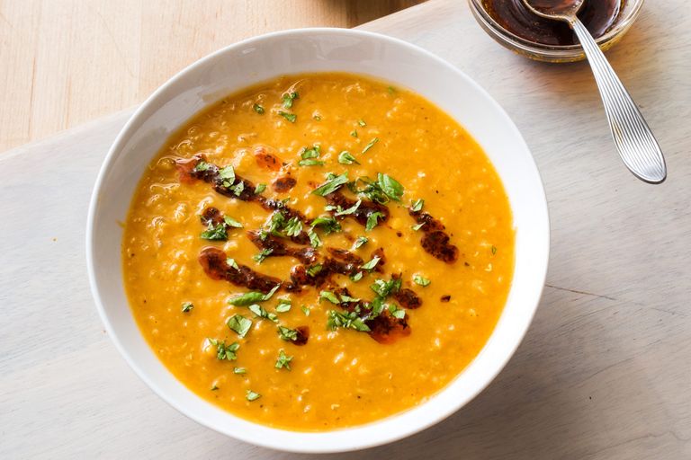 شوربة العدس السورية: وصفة شتوية سريعة بطعم بيت الشام