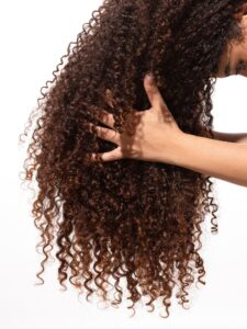 روتين العناية بالشعر المجعد خطوة بخطوة
